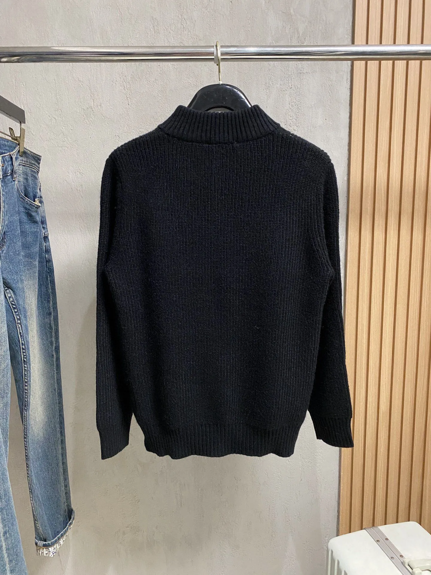 🅿️560 【LV Louis Vuitton】Autumn and winter classic cardigan sweater, in full condition! ! ! Wool blended fabric, the latest model in 2025, golden ratio! ! Slim-fitting soft gold, versatile and practical item, the combination and practicality are extremely powerful, simple and elegant, and classy! To create your own style, it is highly recommended to buy it in two colors. The standard slim fit tailoring process is suitable for both young and old men. It is knitted from wool and will not cause any discomfort! While keeping warm, it is stylish, textured and wearable, and the classic logo with contrasting colors on the chest feels in place! ! Recommended for regular customers! ! Size M-3XL (maximum wear: 190 pounds)